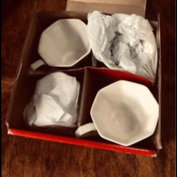 Vintage Nikko Christmas Time Retired Cups & Saucers - Picture 3 of 6